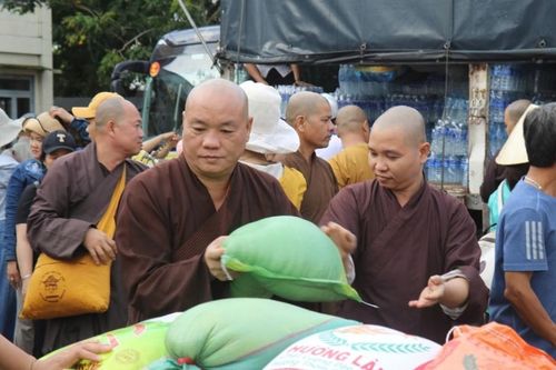 Ban Từ thiện xã hội Phật giáo tỉnh Vĩnh Long và chùa Quan Âm tặng quà đến bà con vùng lũ