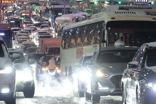 Tuyết đầu mùa khiến giao thông Seoul rối loạn