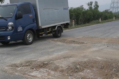 Tai nạn rình rập người đi đường trên đường gom cao tốc Diễn Châu - Bãi Vọt