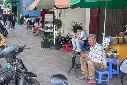 Tạm ngưng thu phí vỉa hè tại TP.HCM: Khi nào triển khai trở lại?