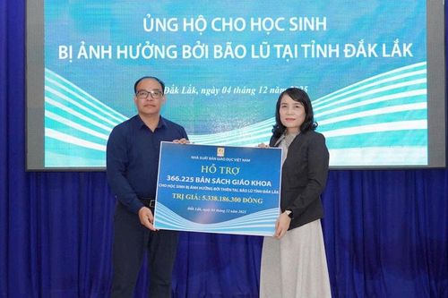 Đắk Lắk: Hơn 380 nghìn bản sách được trao tặng, tiếp sức học sinh sau mưa lũ