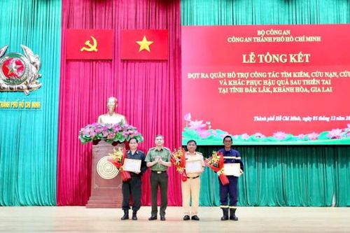 Những hình ảnh đẹp của CBCS Công an TP Hồ Chí Minh hết lòng vì người dân vùng bão lũ