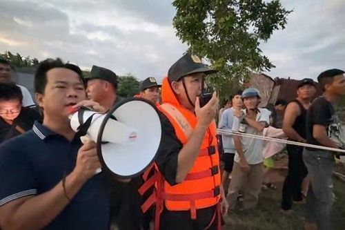 Cảnh sát Cơ động giăng dây, tiếp tế thực phẩm cho các gia đình bị cô lập