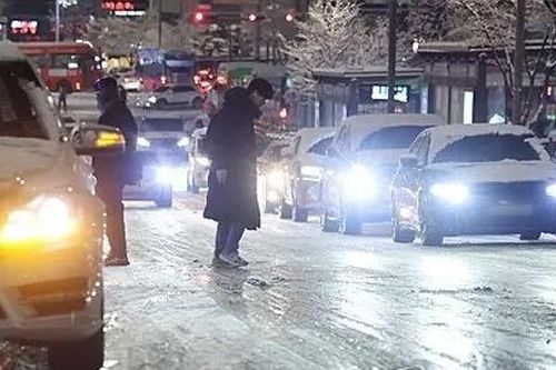 Seoul tăng cường tàu điện ngầm buổi sáng do tuyết rơi dày