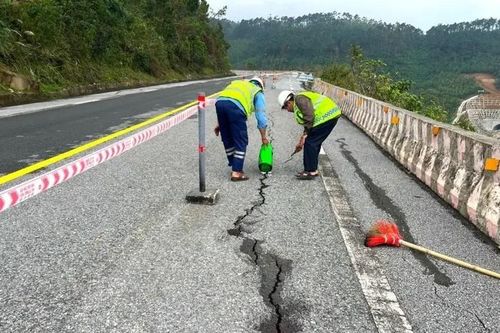Xuất hiện vết nứt hàng chục mét trên Đèo Ngang