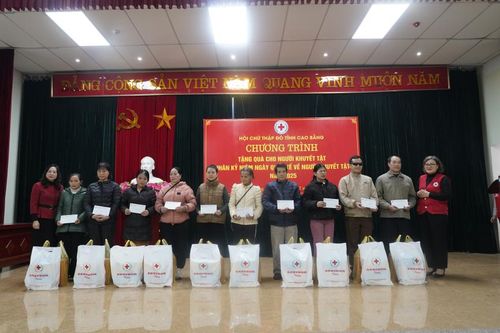 Hội Chữ thập đỏ tỉnh trao 100 suất quà cho người khuyết tật