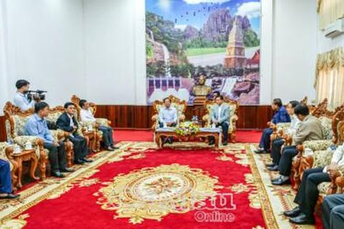 Đoàn cán bộ tỉnh Cà Mau chào xã giao lãnh đạo tỉnh Bô Ly Khăm Xay