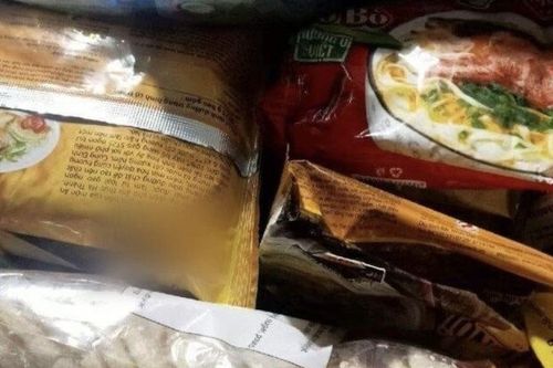 Mẹ ở quê gửi cho nhiều mì tôm, phở gói, con gái mở ra thấy thứ sâu bên trong mà đỏ hoe mắt