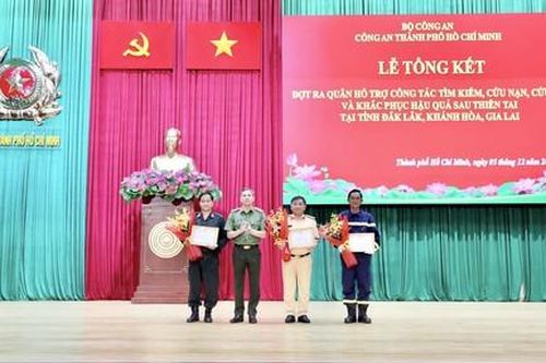 Hình ảnh người chiến sĩ Công an TPHCM hết lòng vì nhân dân vùng bão lũ đã để lại dấu ấn đẹp