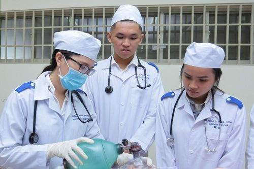 Tranh luận về đề xuất miễn học phí cho sinh viên y khoa