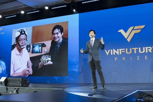 Vị Giáo sư dành cả tuổi trẻ để lấy lại đôi tay cho người đột quỵ