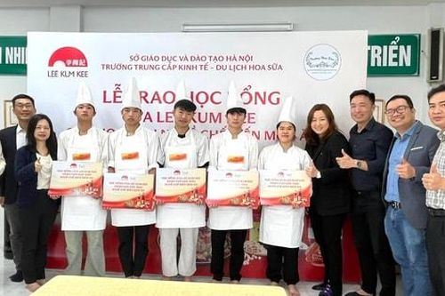 Học sinh Trường Trung cấp Kinh tế - Du lịch Hoa Sữa được nhận học bổng