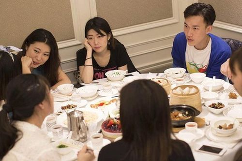 Họp lớp chỉ vui khi bạn biết giữ miệng: 5 giới hạn không được bước qua, đặc biệt 1 điều về tiền
