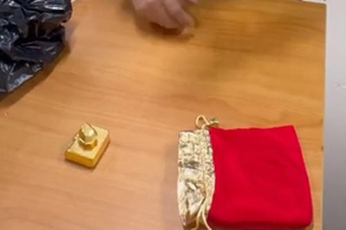 Buôn lậu 13 cây vàng, 500 máy đào tiền điện tử qua biên giới