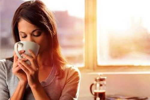 Uống nước muối ấm vào buổi sáng có tác dụng gì?