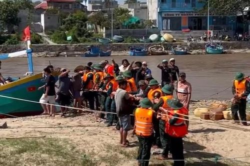 Bộ đội cùng người dân Lâm Đồng trục vớt hàng chục tàu cá bị lũ cuốn trôi
