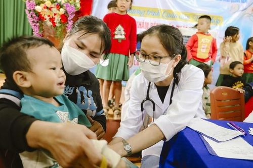 Bác sĩ về thôn bản khám bệnh, phát thuốc miễn phí cho người dân vùng cao