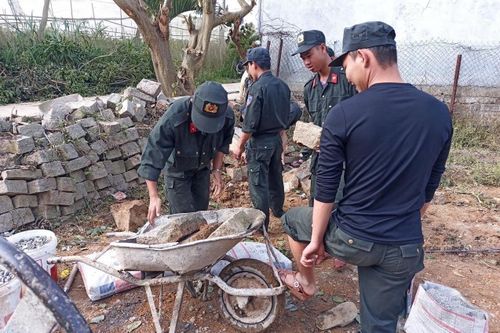 Hưởng ứng 'Chiến dịch Quang Trung': Công an Lâm Đồng tăng tốc dựng nhà mới cho người dân vùng lũ