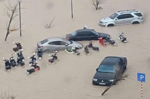 Chung cư 1.000 dân ở Quy Nhơn 'chìm trong bóng tối' nửa tháng sau lũ