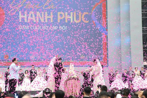 Lễ cưới tập thể của 80 cặp đôi trong Ngày hội Việt Nam hạnh phúc