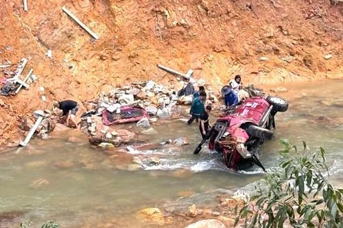 Va chạm giao thông trên cao tốc, xe bán tải bị hất văng xuống suối