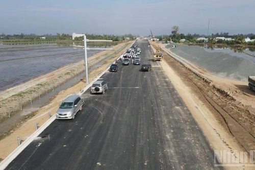 Hối hả thi công trên tuyến đường cao tốc Sóc Trăng-Cần Thơ-Châu Đốc