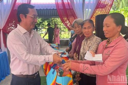 Khám bệnh, phát thuốc và tặng quà cho người có công tại tỉnh Vĩnh Long
