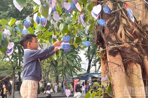 Lan tỏa yêu thương, sẻ chia từ 'Cây Hạnh phúc' tại Ngày hội Việt Nam hạnh phúc 2025