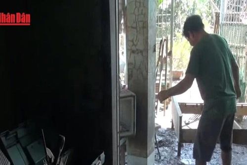 Người dân vùng lũ Lâm Đồng dọn dẹp nhà cửa, ổn định cuộc sống