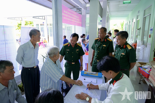 Quân khu 9: Cục Hậu cần - Kỹ thuật tổ chức khám bệnh, cấp thuốc miễn phí và tặng quà các gia đình khó khăn tại Cần Thơ