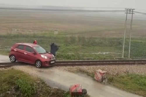 Ô tô chết máy chắn ngang đường sắt, tàu dừng khẩn cấp để tránh tai nạn