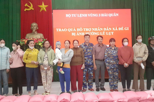 Vùng 3 Hải quân trao quà hỗ trợ nhân dân bị bão lụt tỉnh Gia Lai