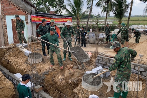 Bộ CHQS tỉnh Đắk Lắk động viên bộ đội xây nhà cho bà con vùng lũ