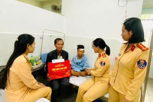 Cảnh sát giao thông Công an TP Đà Nẵng hỗ trợ 2 cháu nhỏ có hoàn cảnh khó khăn bị tai nạn giao thông