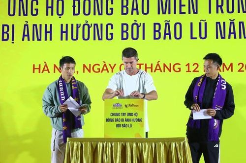 Trận đá giao hữu tặng hơn 1 tỷ đồng cho đồng bào lũ lụt