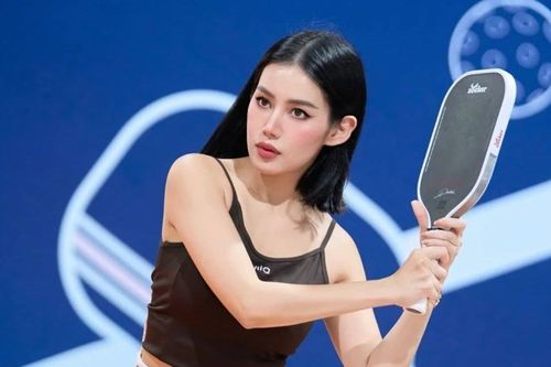 Milan Phạm nổi bật trên sân pickleball với vẻ đẹp quyến rũ