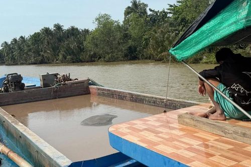 Phát hiện tàu sắt chở 200 m3 cát lậu ở Vĩnh Long