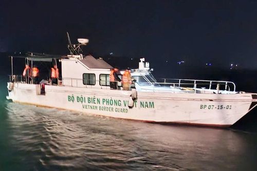 Cứu sống 2 ngư dân gặp nạn trên vùng biển Quảng Trị