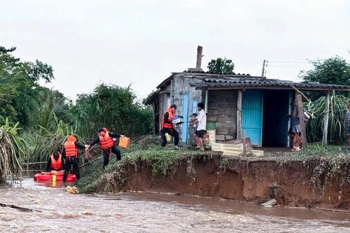 Lũ cuốn trôi đường bê tông, 13 hộ dân ở Lâm Đồng bị cô lập