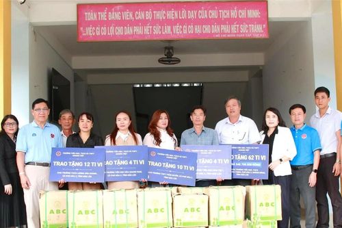 Kịp thời hỗ trợ thiết bị dạy học cho trường vùng lũ Đắk Lắk