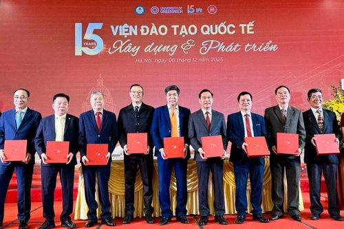 Trên 98% sinh viên Chương trình mỗi bên cấp một bằng cử nhân có việc làm