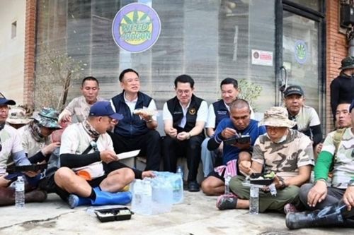 Thủ tướng Thái Lan ngồi vỉa hè ăn cơm hộp, lắng nghe người dân Hat Yai sau lũ