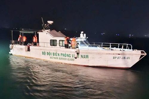 Chìm thuyền khi thả lưới ở cửa Gianh, hai ngư dân được cứu sống trong đêm