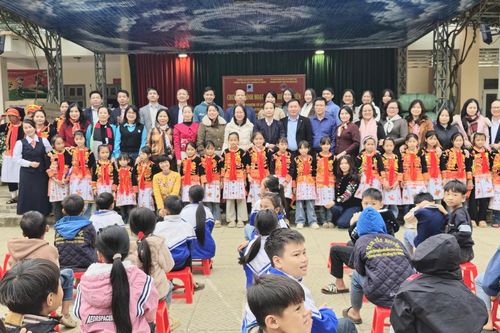Buổi sinh hoạt Đảng ý nghĩa của các thầy cô thủ đô tại miền biên viễn Ma Lù Thàng