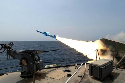 Iran tập trận phô diễn năng lực, tên lửa và máy bay không người lái đồng loạt khai hỏa
