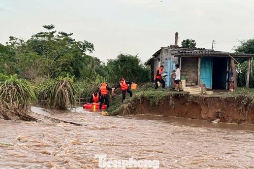 Nước lũ cuốn phăng đường dân sinh ở Lâm Đồng, hàng chục nhân khẩu bị cô lập