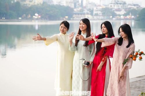 'Nàng thơ' chi tiền triệu chụp ảnh áo dài cuối năm