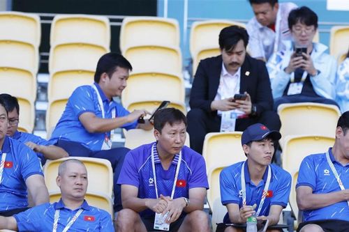 HLV Kim Sang-sik trầm ngâm 'soi' trận đấu của U22 Lào và U22 Malaysia