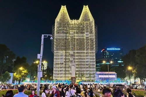 Những điểm hẹn Noel đẹp lung linh ở TPHCM, nườm nượp người 'check-in'