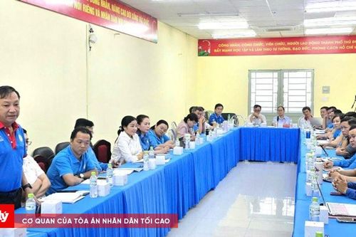 Cán bộ công đoàn cơ sở góp ý cho dự thảo Điều lệ Công đoàn Việt Nam